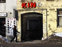 Ulica Artura Turkulina 5 Kuća je građena krajem 19. stoljeća. Iako je pročelje promijenjeno, naslućuje se izvorni historicizam  Kuća je građena krajem 19. stoljeća. Iako je pročelje promijenjeno, naslućuje se izvorni historicizam. Godine 1910. ovdje je otvoreno Gradsko svratište, a 1919. godine u dvorišnoj dvorani otvoreno je stalno petrinjsko kino (Kuharićevo kino).